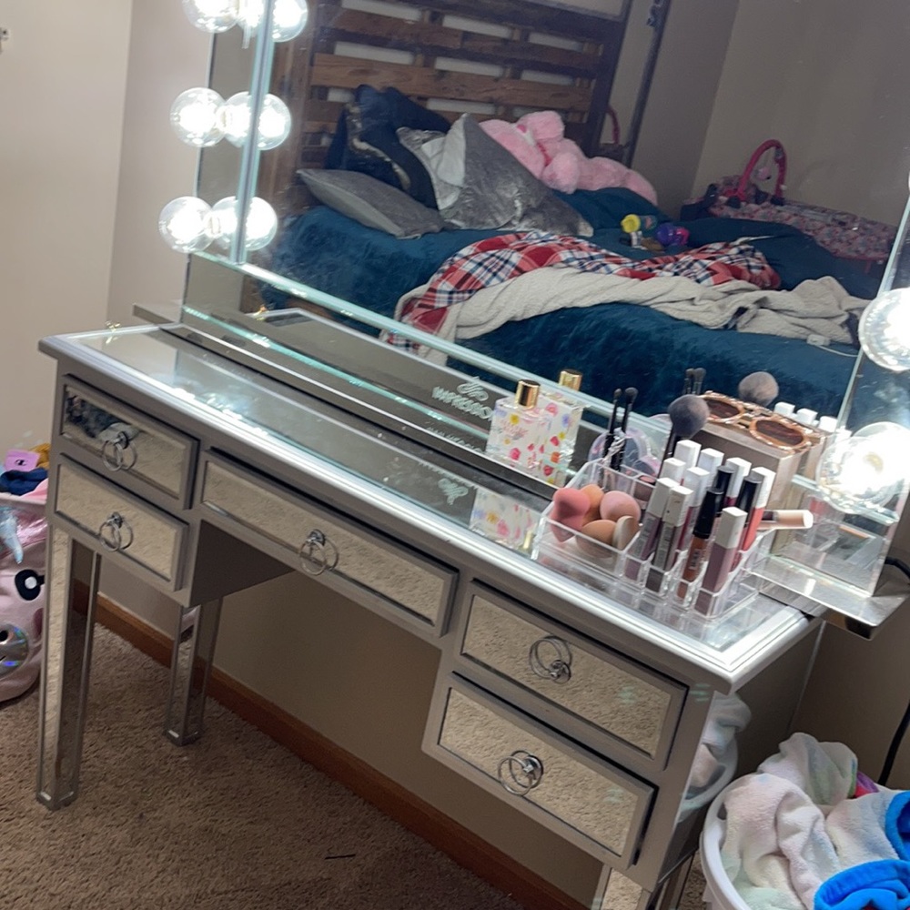 Vanity makeup - Picture 2 of 2